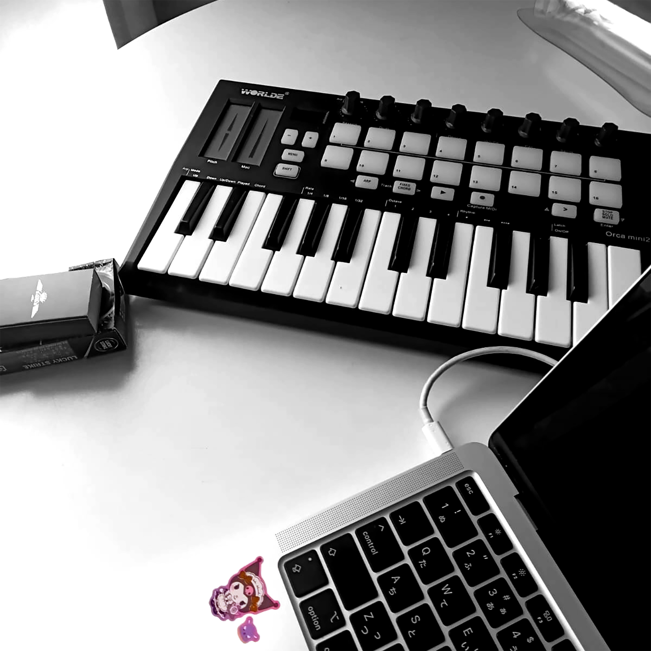 El controlador de teclado y el portátil de Anastasia en su espacio de música